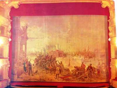 A firma del pittore c�era il grande telone del sipario che raffigurava il doge veneziano Orseolo II che sbarca a Bari dopo averla liberata dai saraceni, nel 1002